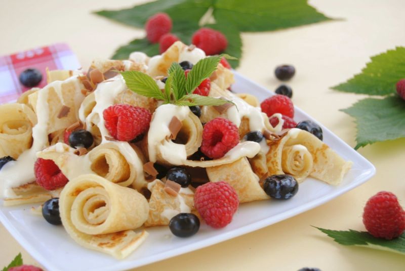 Owocowo-naleśnikowa sałatka 