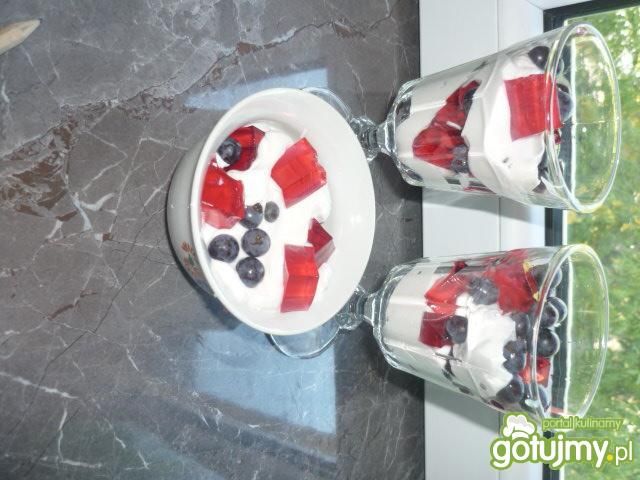 Owocowy deser z galaretką i bitą śmietan