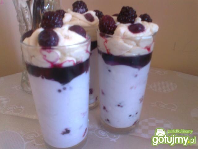 Owocowy deser z kokosowym kremem