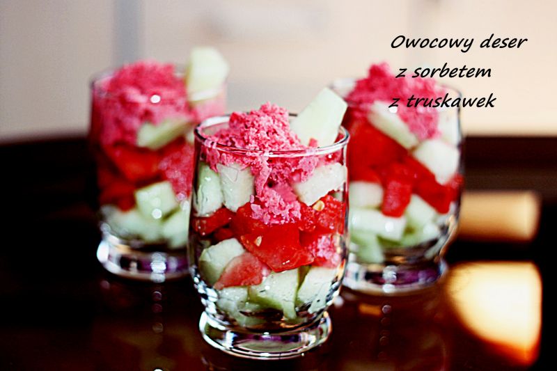 Owocowy deser z sorbetem truskawkowym