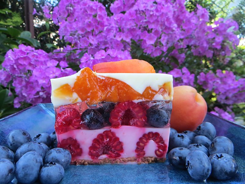 Owocowy sernik z galaretką krystaliczną Owocowy sernik z galaretką krystaliczną