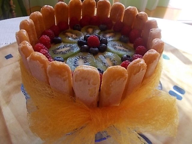 Owocowy tort z biszkoptami 