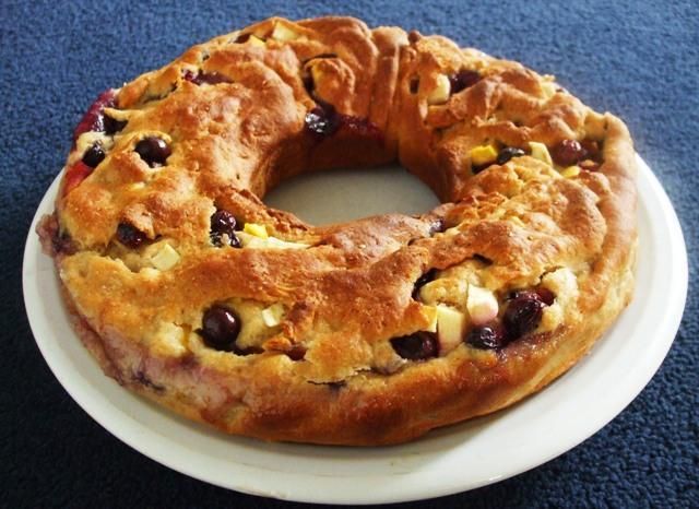 Owocowy wieniec drożdżowy