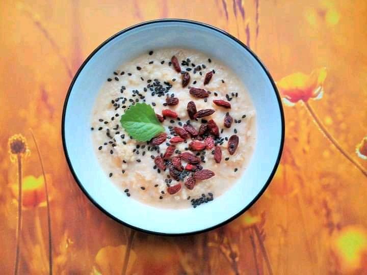 Owsiana jaglanka z jabłkiem, goją, czarnym sezamem Owsiana jaglanka z jabłkiem, goją, czarnym sezamem