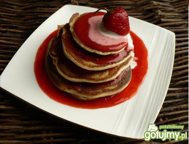 Owsiane bananowe racuchy z sosem truskaw