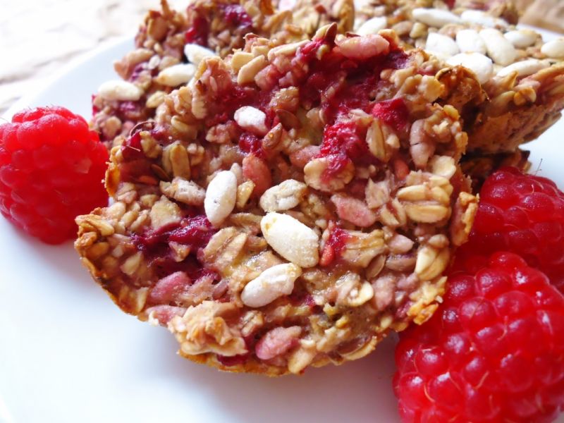 Owsiane ciasteczka z dziką różą i malinami Owsiane ciasteczka z dziką różą i malinami