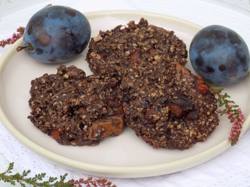 Owsiane ciasteczka z kakao, czekoladą i śliwkami Owsiane ciasteczka z kakao, czekoladą i śliwkami