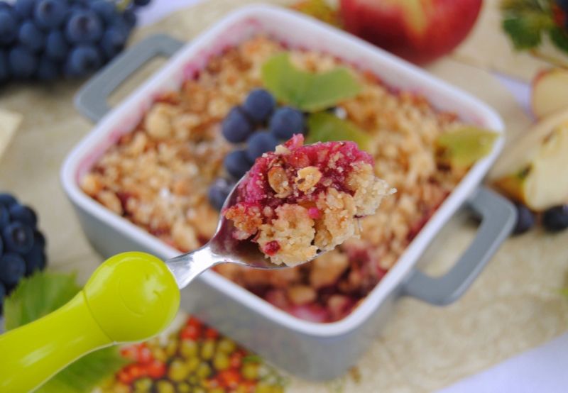 Owsiane crumble z winogronem i jabłkami