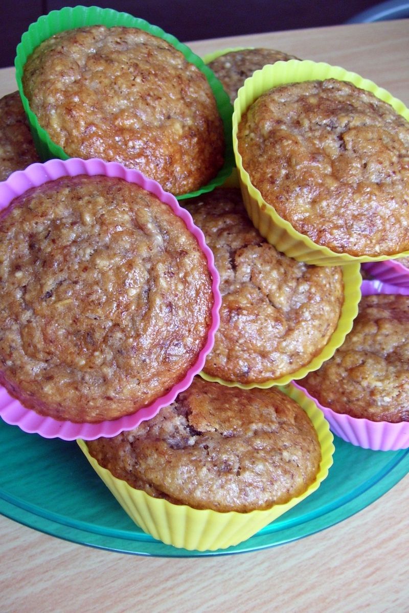 Owsiane muffinki z orzechami i bananami