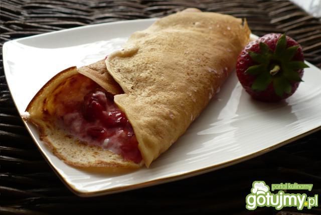 Owsiane naleśniki z twarożkiem truskawk Owsiane naleśniki z twarożkiem truskawk