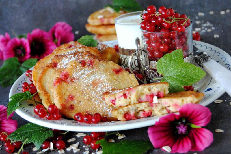 Owsiane placuszki z czerwoną porzeczką