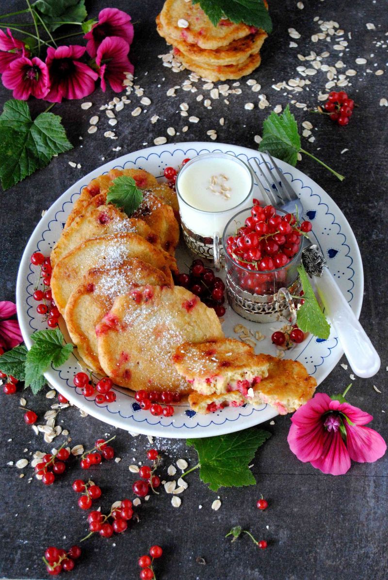 Owsiane placuszki z czerwoną porzeczką