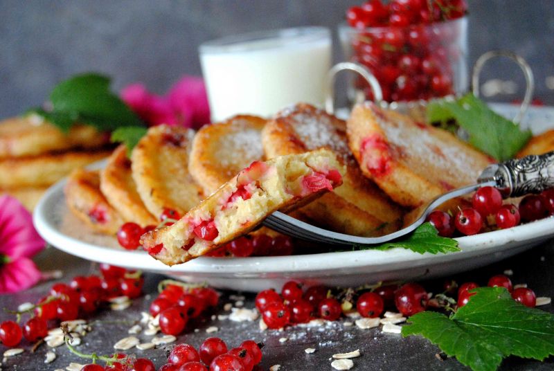 Owsiane placuszki z czerwoną porzeczką