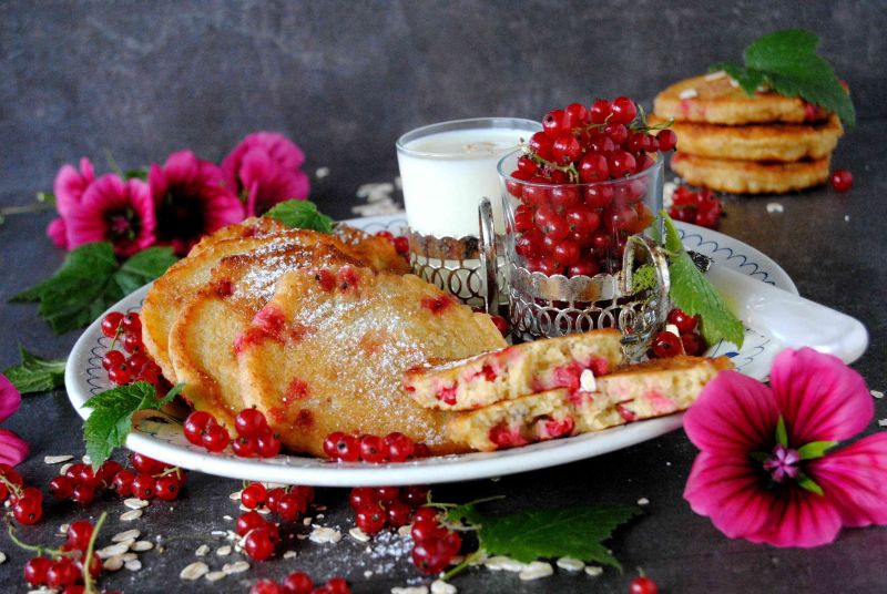 Owsiane placuszki z czerwoną porzeczką