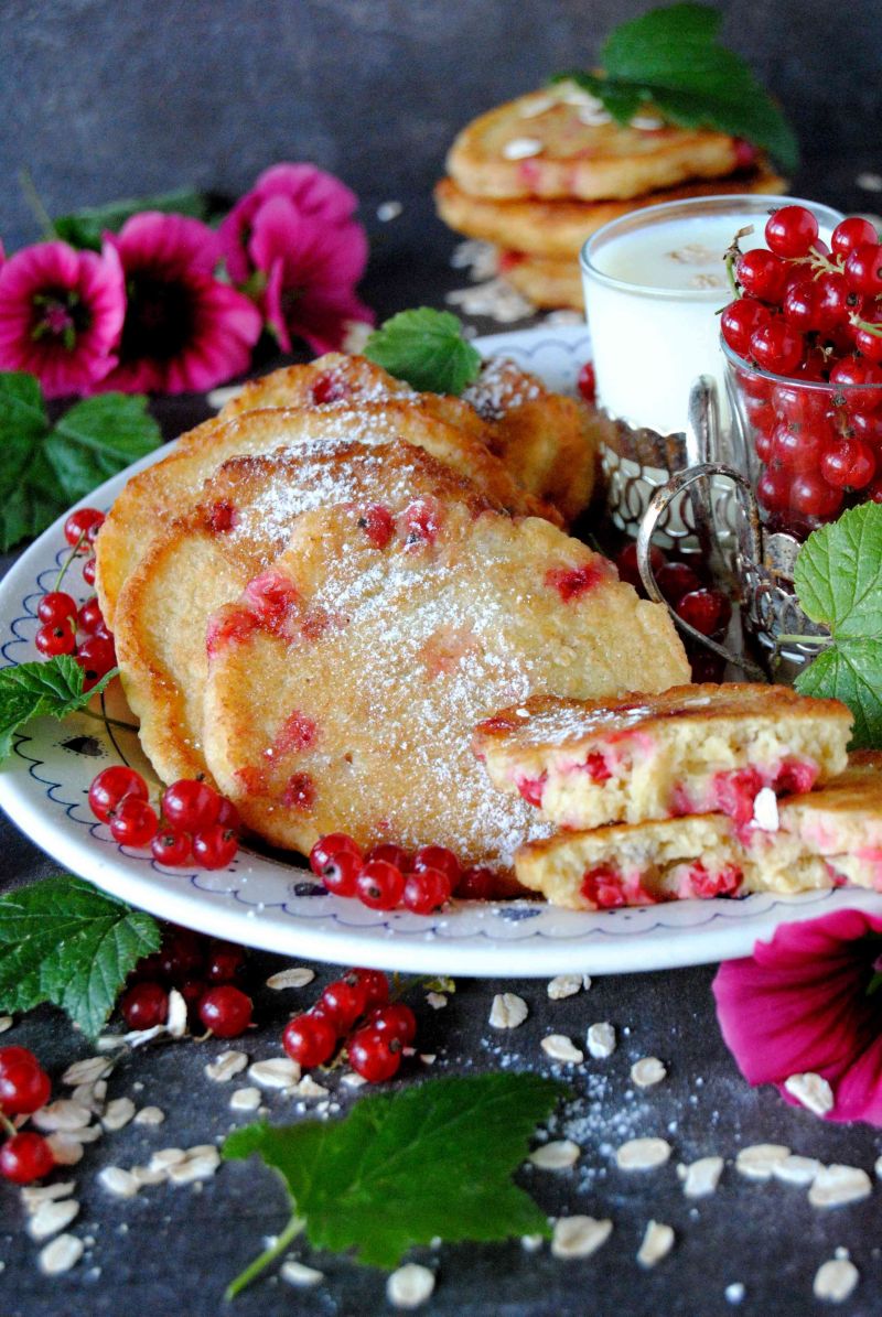 Owsiane placuszki z czerwoną porzeczką