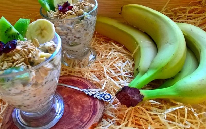 Owsiane pucharki z chia i owocami Owsiane pucharki z chia i owocami