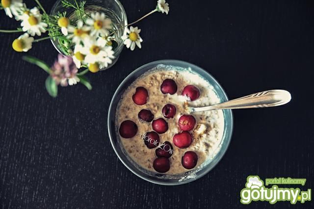 Owsianka bez gotowania z wisniami