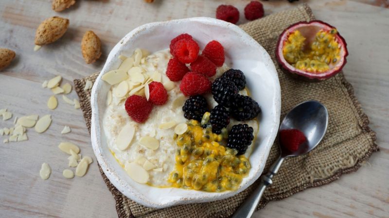 Owsianka migdałowa z owocami