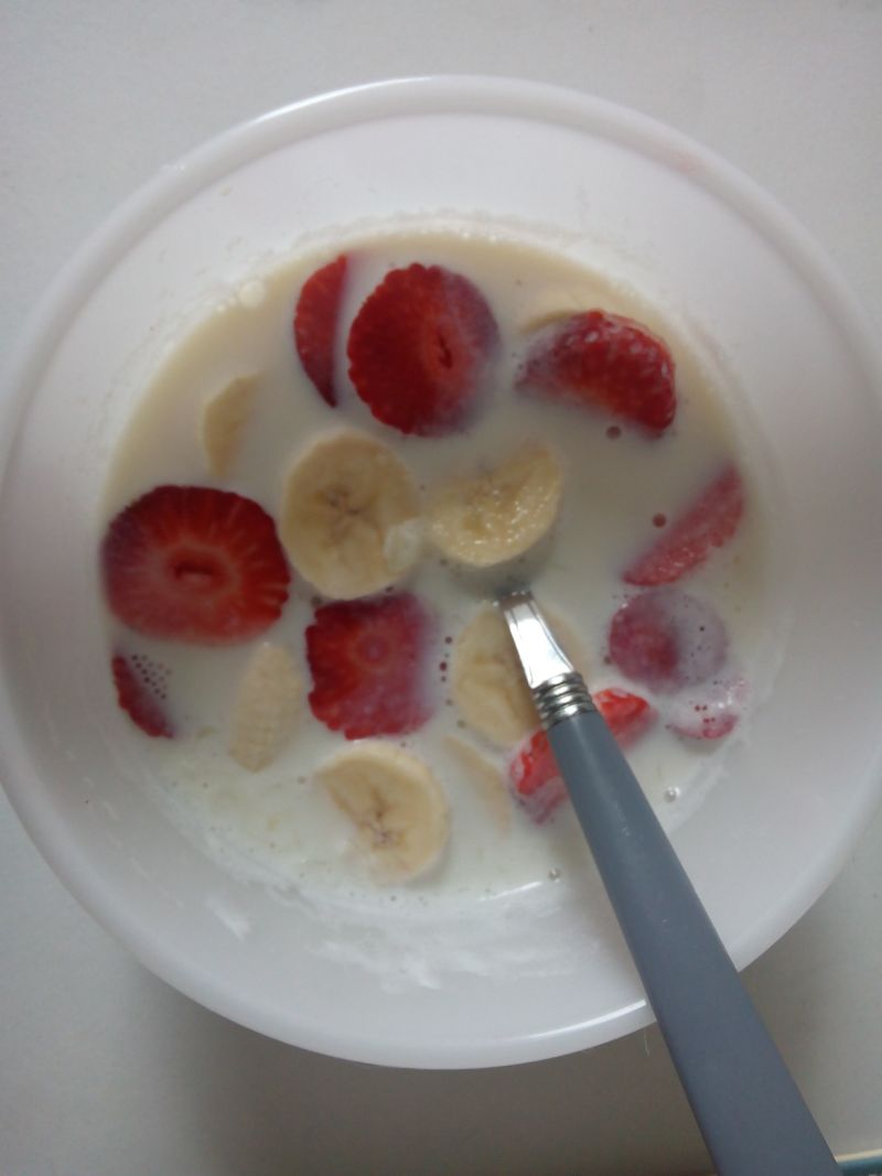 Owsianka na mleku z truskawkami i bananami Owsianka na mleku z truskawkami i bananami