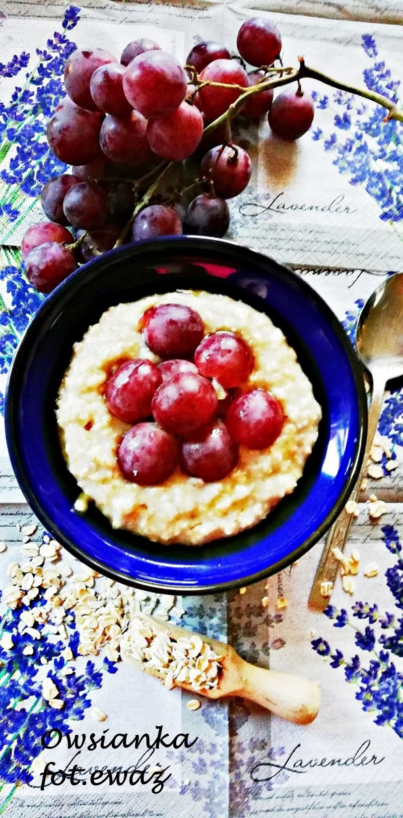 Owsianka na wodzie z winogronem i syropem klonowym