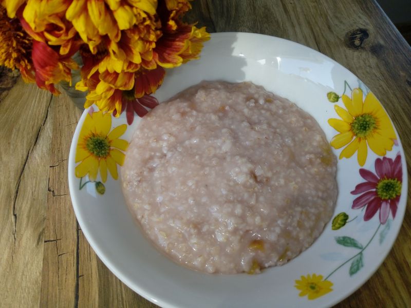 Owsianka rabarbarowa z suszonymi morelami