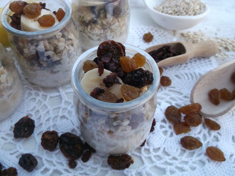 Owsianka z bananami i bakaliami podana w słoiczku Owsianka z bananami i bakaliami podana w słoiczku