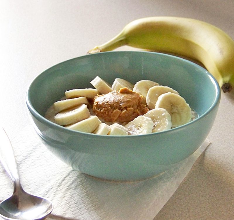 Owsianka z bananem i masłem orzechowym Owsianka z bananem i masłem orzechowym