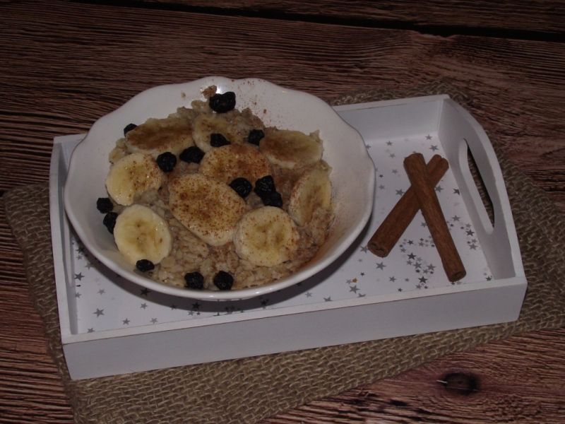 Owsianka z bananem, jagodami i szczyptą cynamonu Owsianka z bananem, jagodami i szczyptą cynamonu