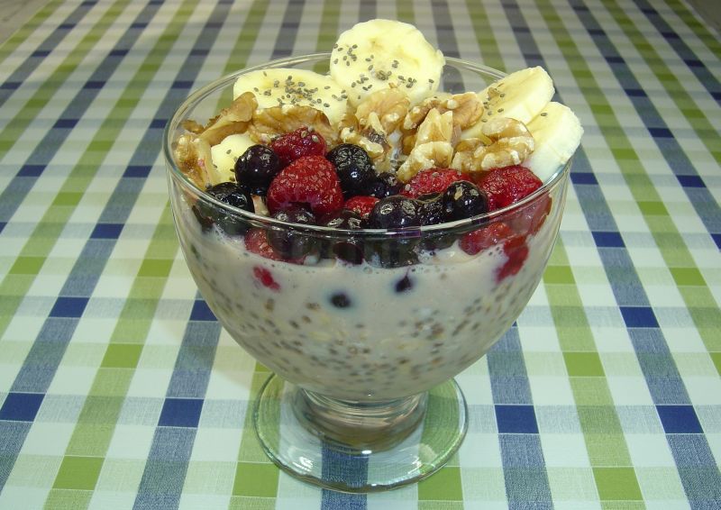 Owsianka z chia, bananem i orzechami