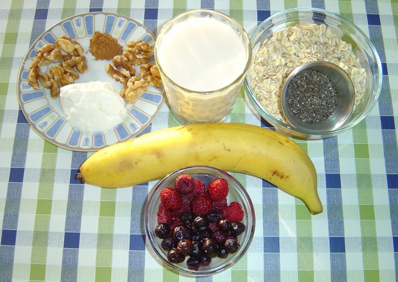 Owsianka z chia, bananem i orzechami