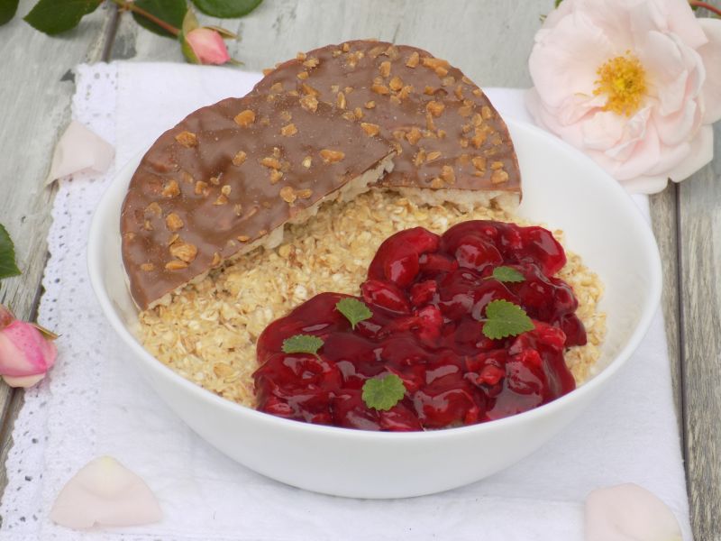 Owsianka z frużeliną wiśniową i waflami