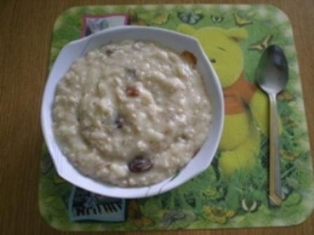 Owsianka z jabłkiem i rodzynkami Owsianka z jabłkiem i rodzynkami