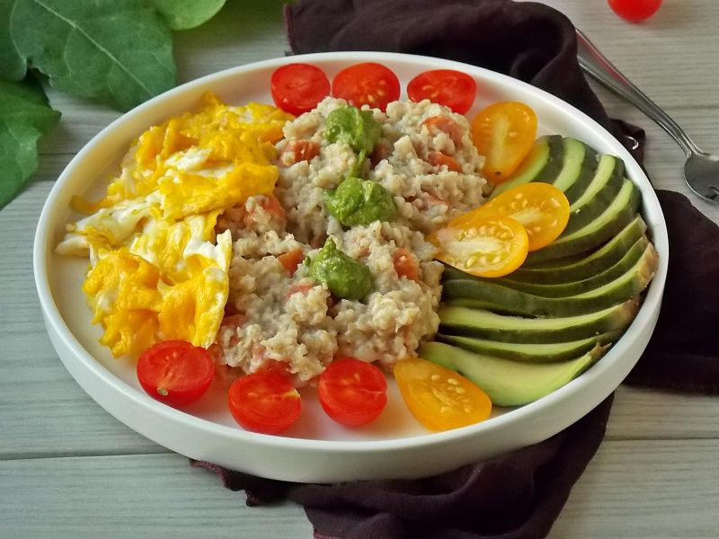 Owsianka z kabanosem, jajkiem i awokado 