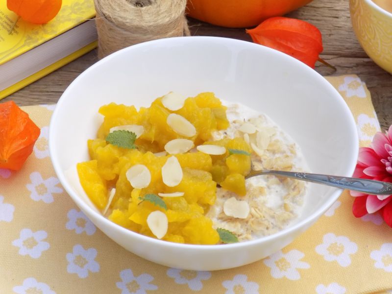 Owsianka z karmelizowaną dynią i płatkami migdałow