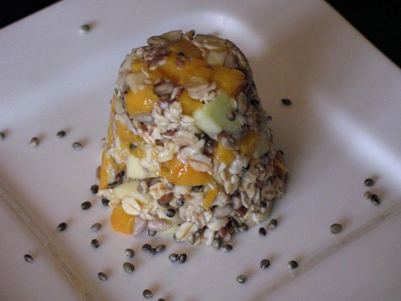 Owsianka z mango, gruszką i ziarnami konopi Owsianka z mango, gruszką i ziarnami konopi