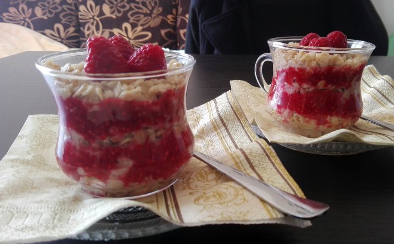 Owsianka z musem malinowym Owsianka z musem malinowym