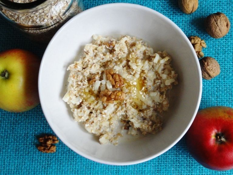 Owsianka z orzechami i jabłkiem