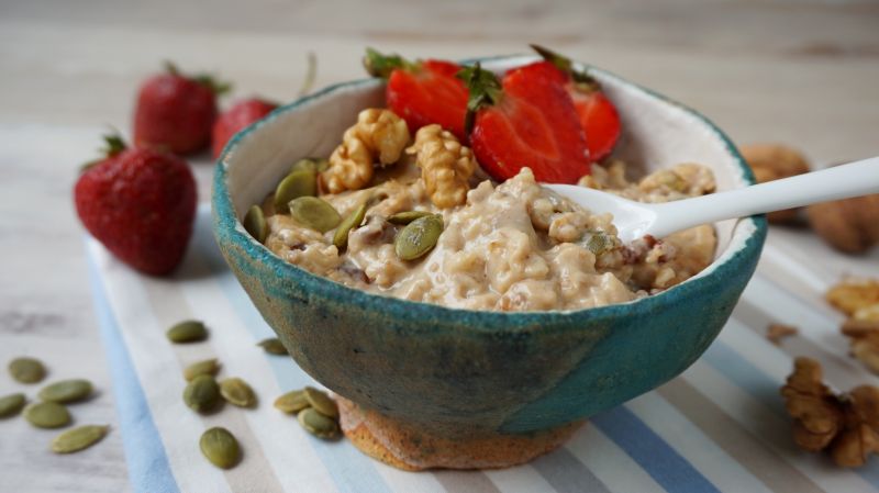 Owsianka z orzechami, rodzynkami masłem orzechowym Owsianka z orzechami, rodzynkami masłem orzechowym