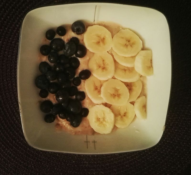 Owsianka z owocami i masłem orzechowym Owsianka z owocami i masłem orzechowym