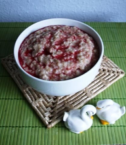 Owsianka z sokiem malinowym Owsianka z sokiem malinowym