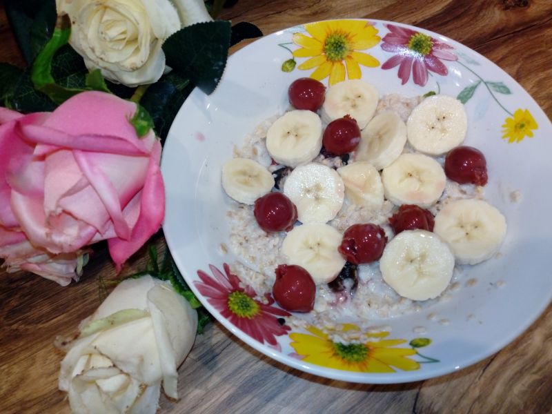 Owsianka z suszonymi śliwkami i owocami