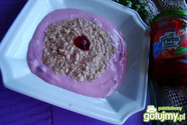 Owsianka z truskawkami podana z sosem