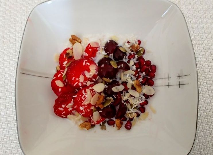 Owsianka z truskawkami, wiśniami i granatem