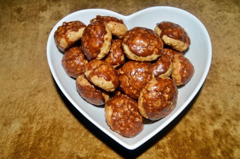 Owsiano-sezamkowe ciasteczka w czekoladzie Owsiano-sezamkowe ciasteczka w czekoladzie