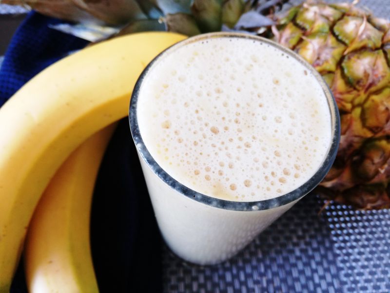 Owsiano-tropikalny koktajl
