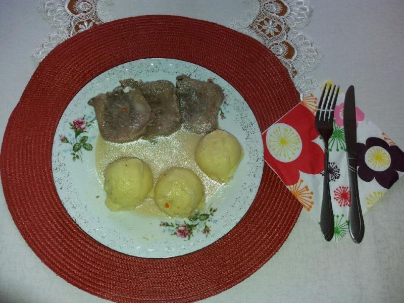 Ozór wołowy w sosie chrzanowym