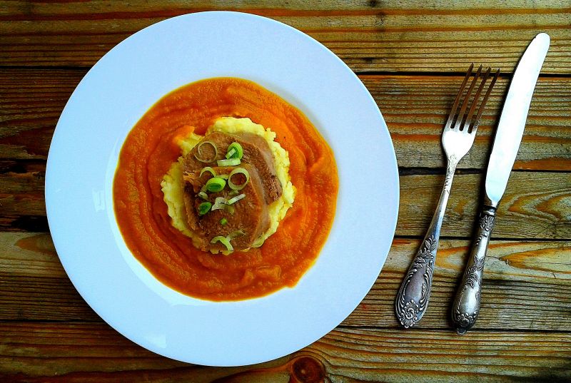 Ozorek na puree chrzanowym w sosie marchewkowym