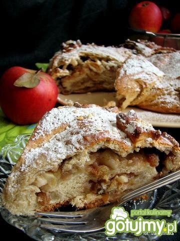 Pachnąca rolada drożdżowa z jabłkami