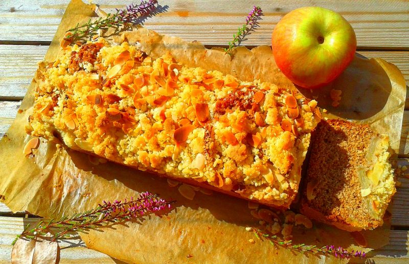 Pachnące piernikiem ciasto z jabłkami i kruszonką