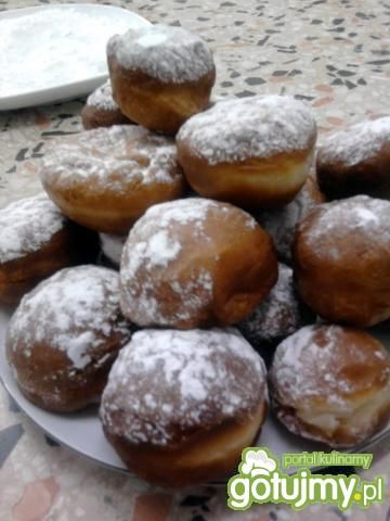Pączki bez nadzienia z cukrem pudrem  Pączki bez nadzienia z cukrem pudrem